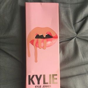 👄 Kylie Lip Kit Bare Matte 700 👄